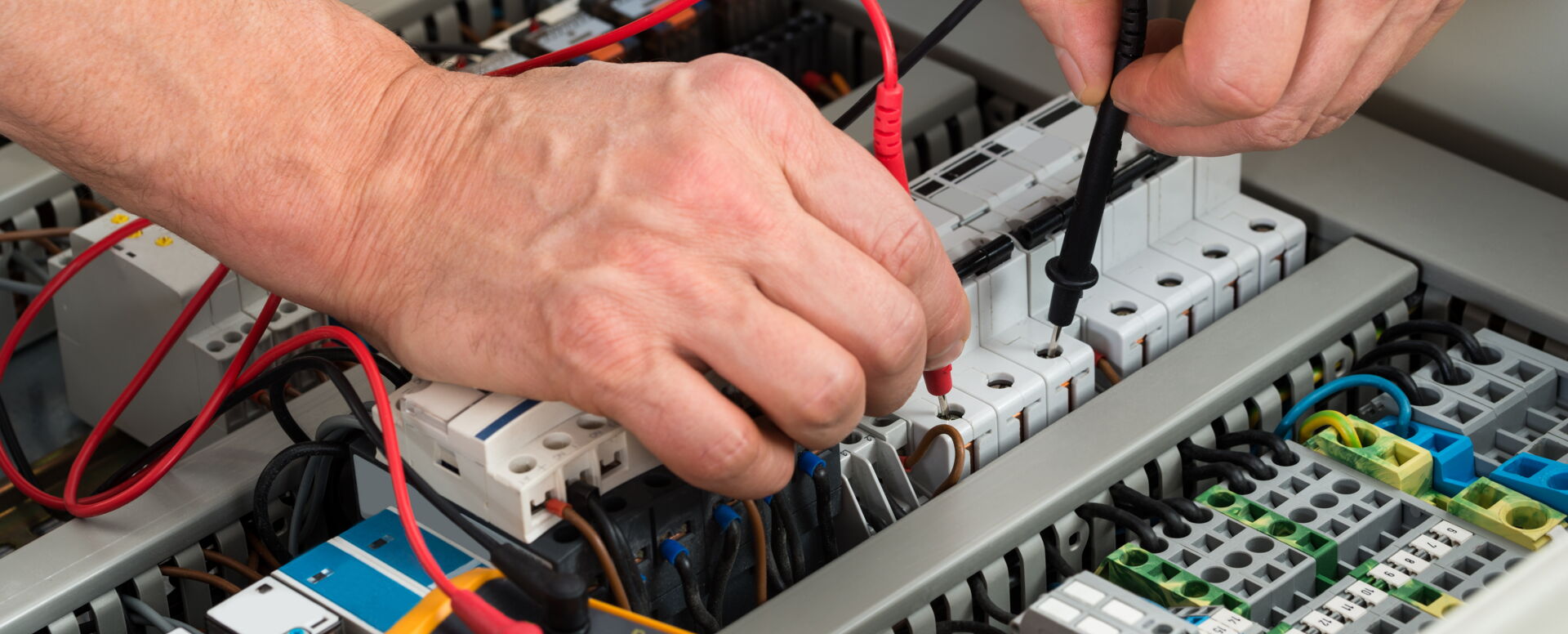  Hand hält einen Autoschlüssel mit integriertem Alarm