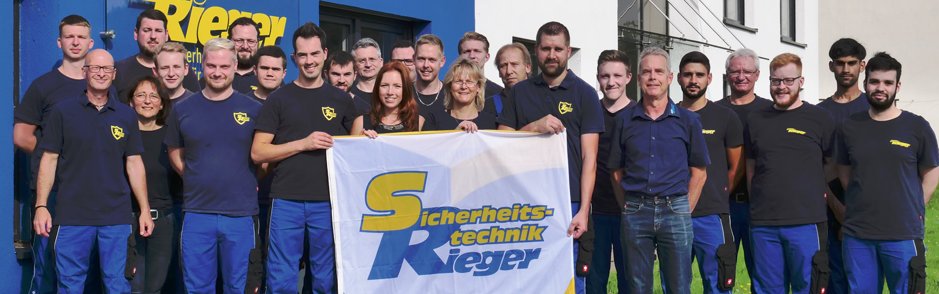  Techniker installiert Alarmanlage an einer Wand